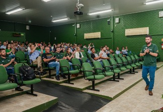 Pessoas vendo palestras Pessoas vendo palestras