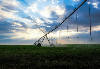 campo sendo irrigado campo sendo irrigado