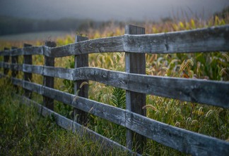 Foto de cerca de madeira em área rural. Foto de cerca de madeira em área rural.