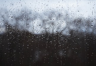 Foto de janela com gotas de chuva.