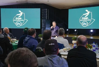 Foto de homem com microfone em frente a plateia. Foto de homem com microfone em frente a plateia.