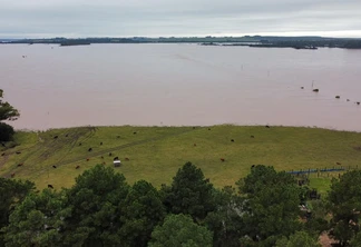 Foto de área agrícola submersa. Foto de área agrícola submersa.