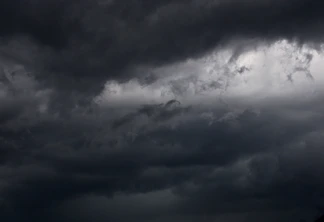 Foto de céu nublado com nuvens bastante escuras. Foto de céu nublado com nuvens bastante escuras.