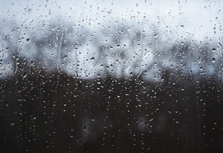 Foto de gotos de chuva em vidro. Foto de gotos de chuva em vidro.