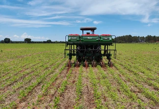 Foto de semeadora de capim em meio a lavoura de soja. Foto de semeadora de capim em meio a lavoura de soja.