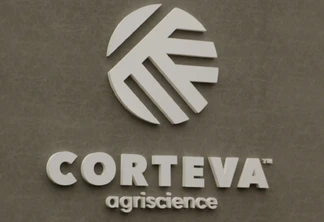 Foto de logo da Corteva Agriscience branca sobre parede cinza. Foto de logo da Corteva Agriscience branca sobre parede cinza.