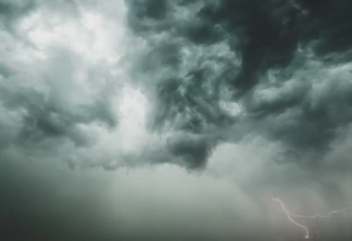 Foto de céu com nuvens escuras e raios. Foto de céu com nuvens escuras e raios.