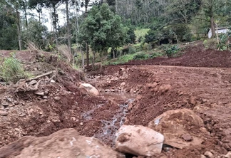 Foto de área de terra com falhas, pedras e árvores caídas. Foto de área de terra com falhas, pedras e árvores caídas.