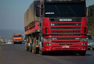 Foto de caminhão vermelho em rodovia. Foto de caminhão vermelho em rodovia.