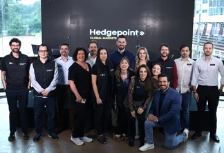 Foto de pessoas posando para foto em frente a letreiro com a logo da Hedgepoint Global Markets. Elas estão sorrindo para foto e a maioria usa roupas escuras. Foto de pessoas posando para foto em frente a letreiro com a logo da Hedgepoint Global Markets. Elas estão sorrindo para foto e a maioria usa roupas escuras.