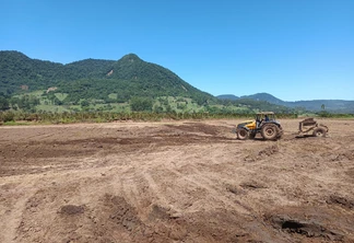 Foto de máquinas em terreno. Foto de máquinas em terreno.