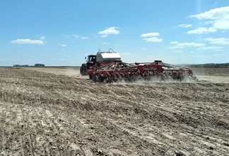 Foto de máquina semeadeira em lavoura de arroz. Foto de máquina semeadeira em lavoura de arroz.