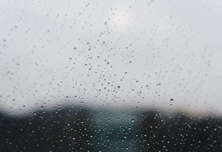 Foto de grãos de chuva em vidro. Foto de grãos de chuva em vidro.