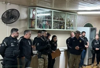 Foto de policiais civis alinhados em reunião. Foto de policiais civis alinhados em reunião.