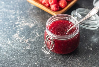 Foto de pote com geleia de frutas vermelha. Foto de pote com geleia de frutas vermelha.