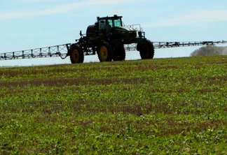 Foto de um trator fazendo a aplicação de Enlist Colex0-D. Foto de um trator fazendo a aplicação de Enlist Colex0-D.