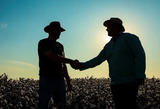 Dois homens se cumprimentando em uma lavoura. Dois homens se cumprimentando em uma lavoura.