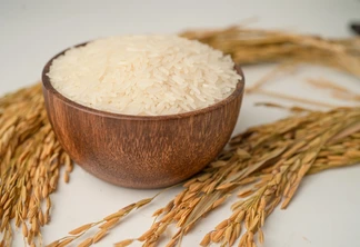 Arroz branco jasmim em tigela de madeira com grãos dourados de fazenda agrícola. Arroz branco jasmim em tigela de madeira com grãos dourados de fazenda agrícola.