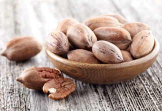 Nozes pecan em um fundo de madeira. Nozes pecan em um fundo de madeira.