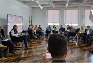 Foto da reunião da Secretaria da Agricultura e instituições que debatem operacionalização do pacote de R$ 12 bilhões para produtores. Foto da reunião da Secretaria da Agricultura e instituições que debatem operacionalização do pacote de R$ 12 bilhões para produtores.