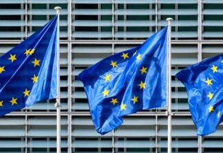 Bandeiras da UE em frente à Comissão Europeia.