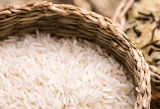 A foto mostra grãos de arroz em cestos de vime.