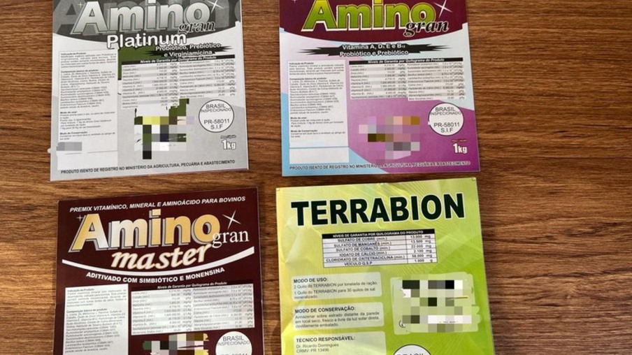 Foto com embalagens de produtos falsificados. Foto com embalagens de produtos falsificados.