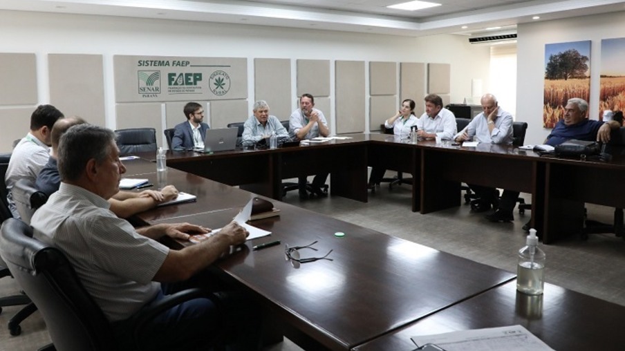 Pessoas em uma mesa conversando Pessoas em uma mesa conversando