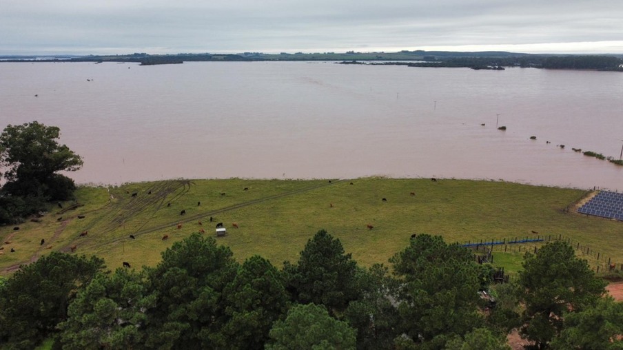 Foto de propriedade rural com área coberta por rio. Foto de propriedade rural com área coberta por rio.