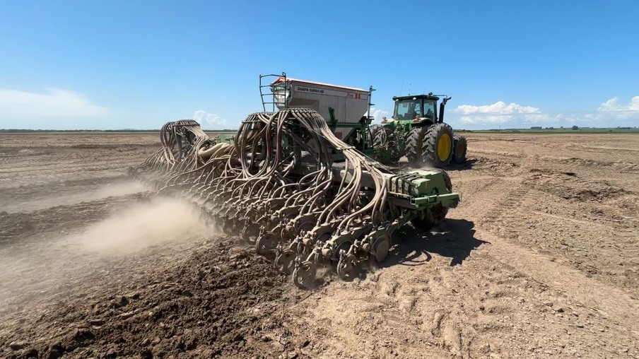 Foto de máquina semeadeira em lavoura de arroz. Foto de máquina semeadeira em lavoura de arroz.