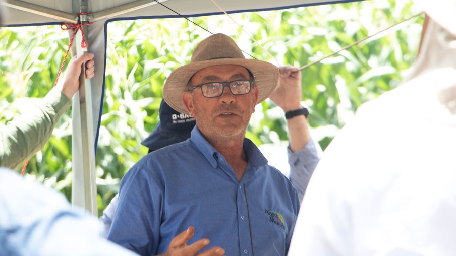 Foto de homem de chapéu e camisa azul falando. Foto de homem de chapéu e camisa azul falando.