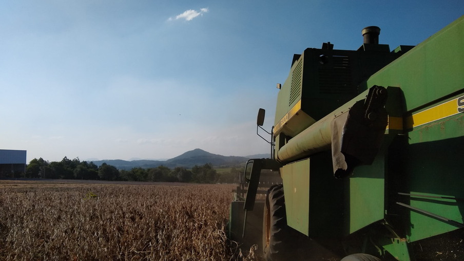 A foto mostra uma colhedora de soja A foto mostra uma colhedora de soja