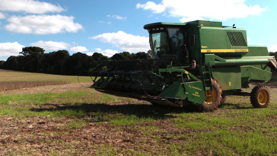 Foto de colheitadeira da John Deere. Foto de colheitadeira da John Deere.