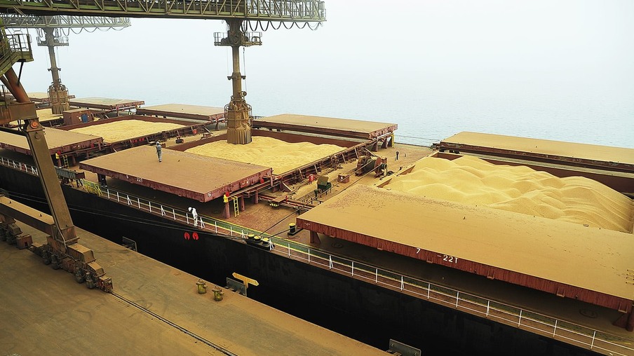 A foto mostra um navio cargueiro carregado com grãos de soja