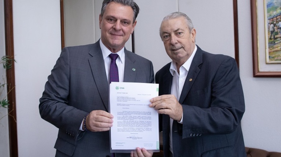 Homens segurando, juntos, uma folha com solicitação de apoio aos agricultores Homens segurando, juntos, uma folha com solicitação de apoio aos agricultores