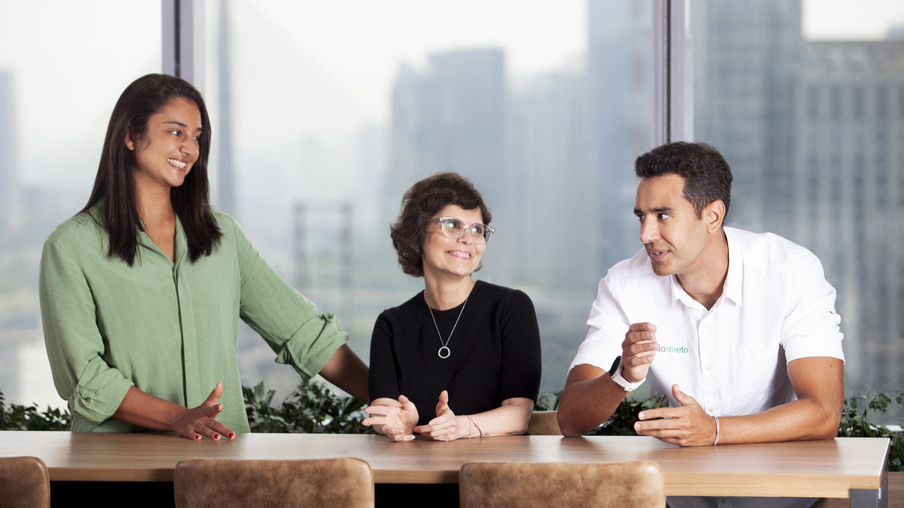 Duas mulheres e um homem conversando Duas mulheres e um homem conversando