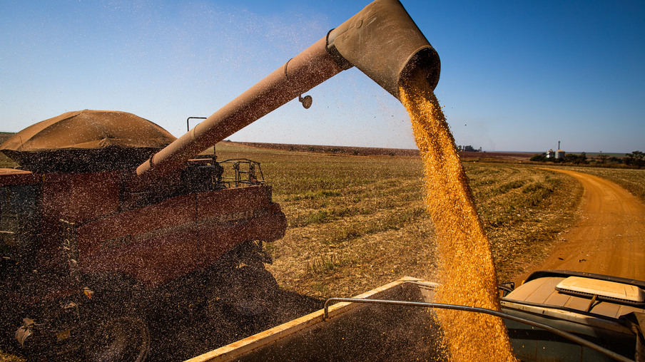 Colheitadeira descarregando soja em um caminhão. Colheitadeira descarregando soja em um caminhão.
