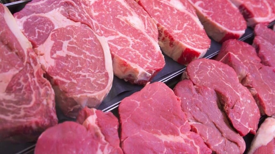 Carne picada em uma mesa Carne picada em uma mesa