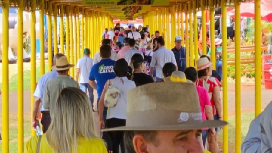 Pessoas andando em corredor da Coopavel Pessoas andando em corredor da Coopavel