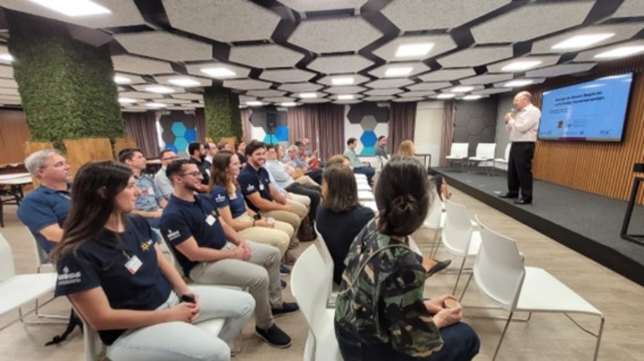 Pessoas sentadas enquanto uma autoridade está falando Pessoas sentadas enquanto uma autoridade está falando