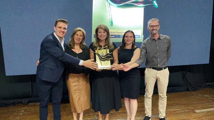 Pessoas segurando um prêmio Pessoas segurando um prêmio