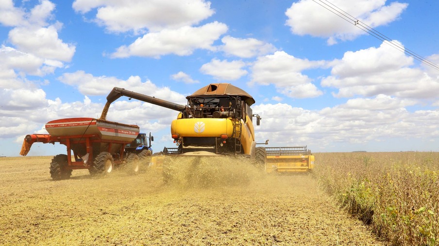 Colheitadeira, colhendo soja Colheitadeira, colhendo soja