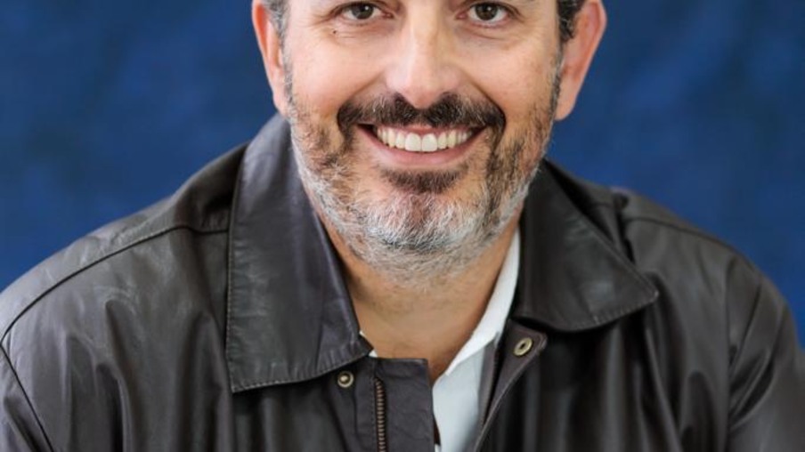 A foto mostra um homem de meio idade A foto mostra um homem de meio idade