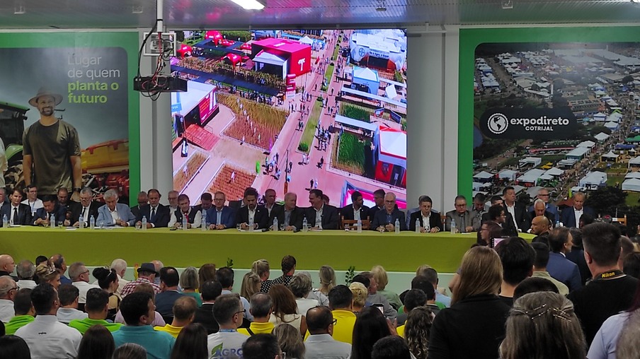 Pessoas reunidas em uma sala Pessoas reunidas em uma sala