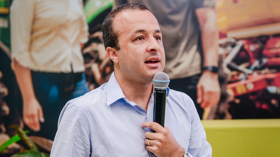 Homem segurando microfone Homem segurando microfone