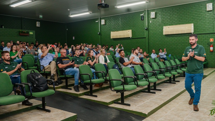 Pessoas vendo palestras Pessoas vendo palestras