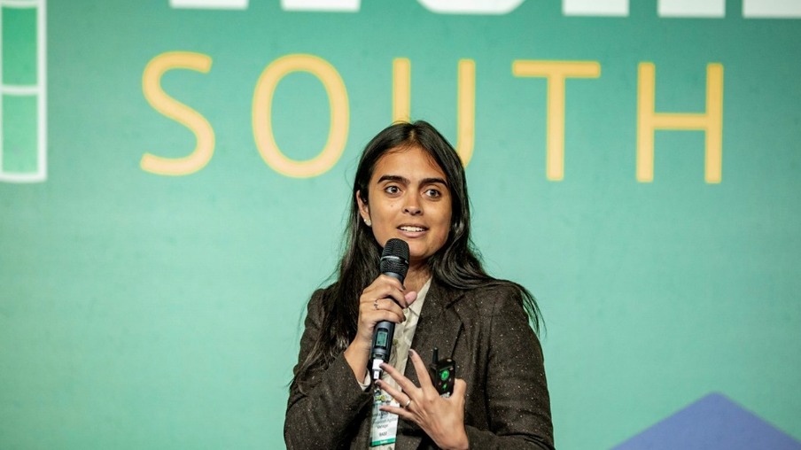 A foto mostra uma mulher de cabelo comprido e escuro A foto mostra uma mulher de cabelo comprido e escuro