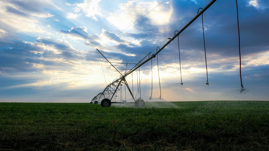 campo sendo irrigado campo sendo irrigado