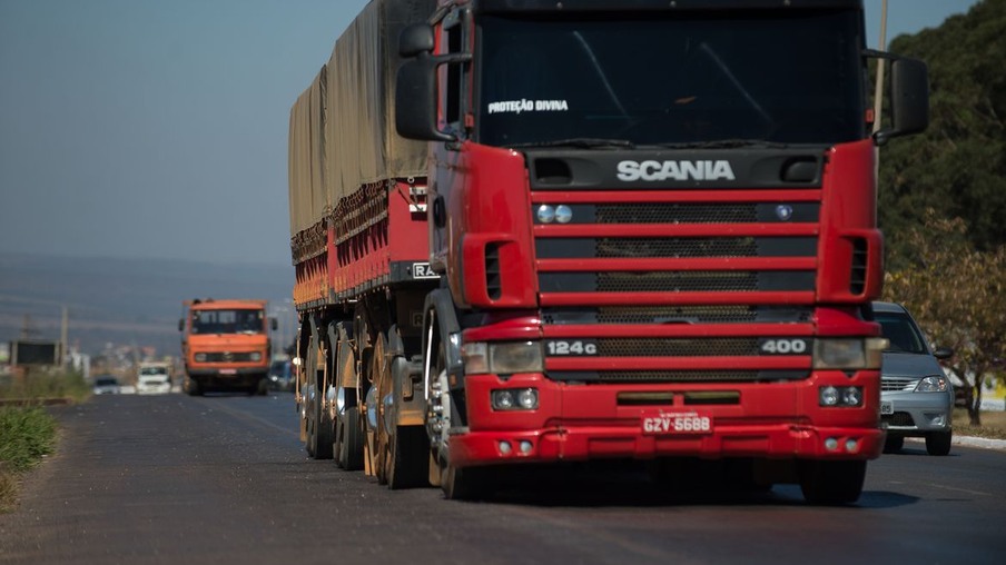 Foto de caminhão vermelho em rodovia. Foto de caminhão vermelho em rodovia.