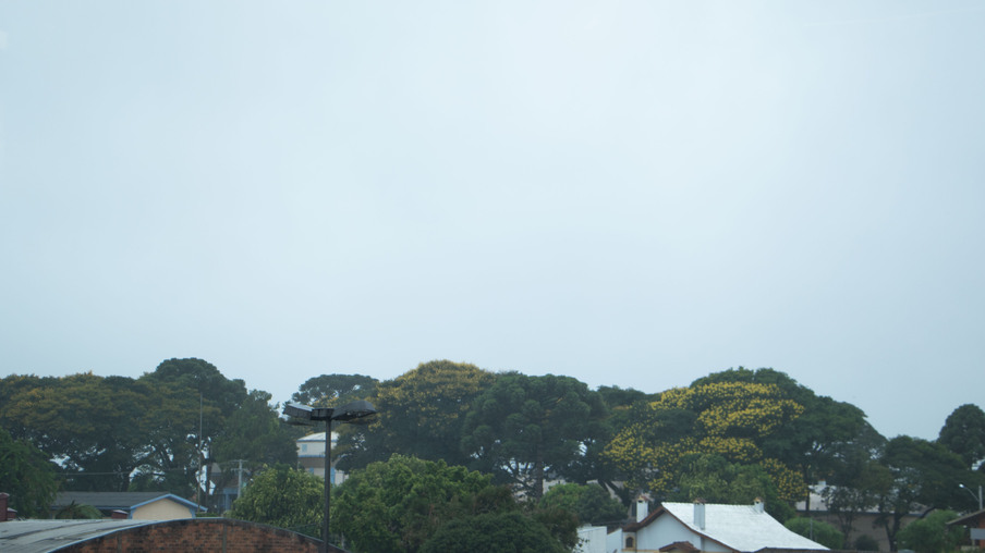 Foto de céu nublado sobre cidade. Foto de céu nublado sobre cidade.